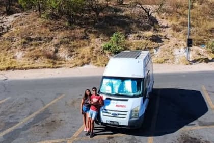 Belén y Martín con Blanquita, como bautizaron a su motor home
