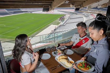 Belén y Nicolás disfrutan un almuerzo en Banda, el restaurante que funciona dentro del club River Plate
