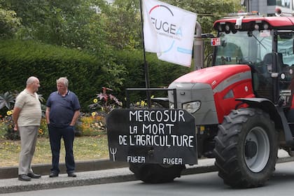 Belgian farmers demonstrate against the EU-Canada Mercosur trade deal in front of the European commission headquarters in Brussels, on July 11, 2019. (Photo by François WALSCHAERTS / AFP)