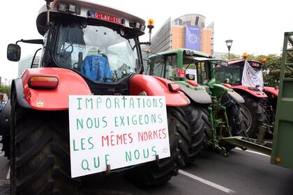 Belgian farmers demonstrate against the EU-Canada Mercosur trade deal in front of the European commission headquarters in Brussels, on July 11, 2019. (Photo by François WALSCHAERTS / AFP)