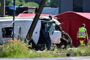 Un tren chocó contra un autobús escolar en Bélgica y hay al menos cuatro muertos