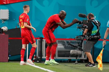 Bélgica, con el goleador Romelu Lukaku, se enfrenta con Dinamarca y con un triunfo podría clasificarse para los octavos de final de la Eurocopa.