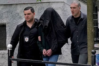 Así retiraban de la escuela al menor que asesinó a tiros a un guardia a ocho alumnos (Oliver Bunic / AFP) / Serbia OUT