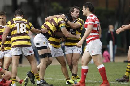Belgrano celebra un try ante Alumni; el local ganó un partido pesado y reencauzó su andar en el certamen.
