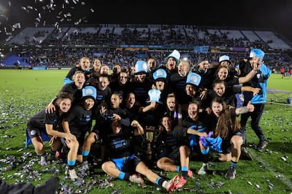 Belgrano, de Córdoba, es el campeón del fútbol femenino gracias a un 2-1 global a Racing en la final argentina; también las transferencias de jugadoras nutrieron el negocio mundial de los intermediarios.