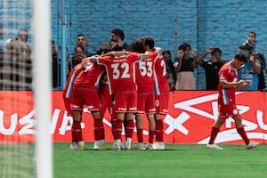 Belgrano aprovechó un blooper de Estudiantes para ganar y ser líder, antes del clásico con Talleres