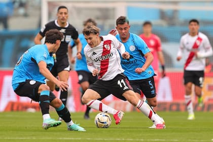 Belgrano siempre buscó marcar a River con superioridad numérica: acá, arrinconan a Facundo Colidio entre Falcón y Longo