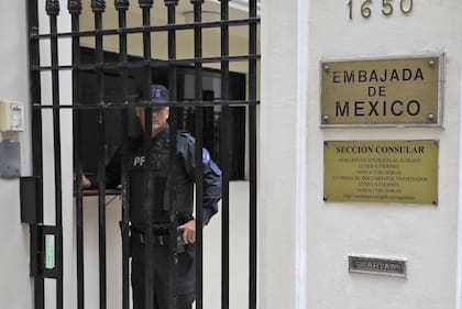 La Policía Federal detuvo al hombre que había ingresado en la embajada de México