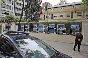 Quién es el exdiplomático vinculado con el mundo del arte argentino que ingresó por la fuerza en la embajada de México