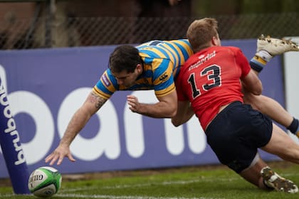 Belisario Agulla no llega a apoyar en el in-goal por el tackle de Francisco Jorge, pero Hindú arrolló a Pucará en Don Torcuato; el Elefante va reacomodándose en la tabla y el Rojo de Burzaco sigue hundido, sin sacar puntos desde hace meses.