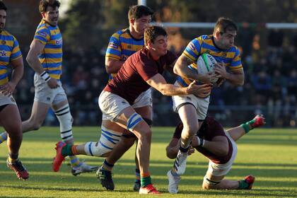Belisario Agulla protagonizó su primer encuentro en el Top 13; parece que desbordaba de vigor, porque fue amonestado a los 4 minutos.