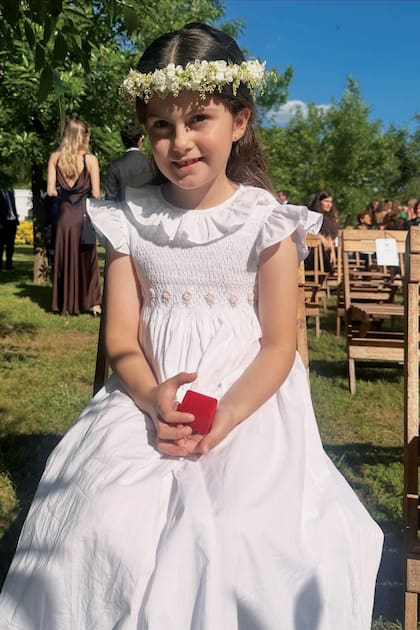 Belita, la mayor de las hijas de Urtubey y Macedo, posa sonriente con los anillos