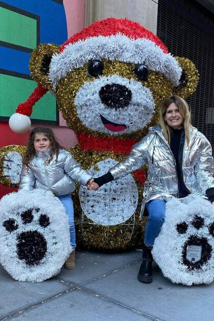 Belita se mostró encantada con el oso gigante que decoraba una zona del Rockefeller Center y no dudó en posar para su mamá. 