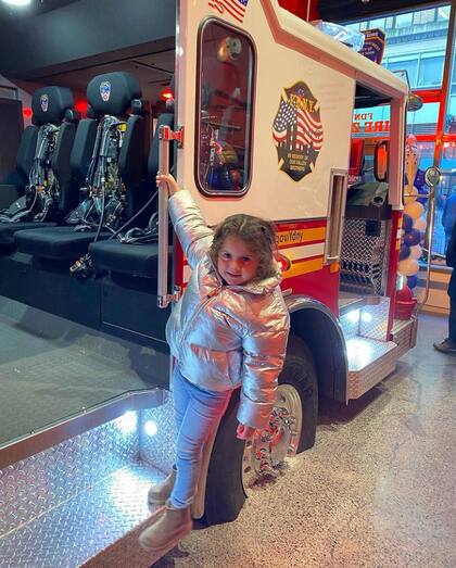 Belita también se divirtió en un coche de bomberos. 