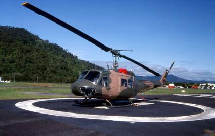 Bell UH 1H con matrícula AE-424 que piloteó Svendsen en Malvinas fotografiado en Nueva Guinea, su último destino