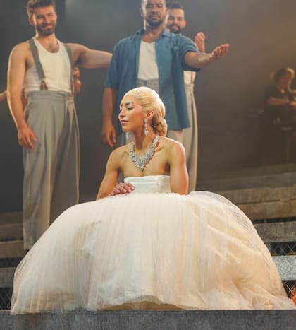Bella Brown tenía previsto reemplazar a Zegler durante algunas funciones en agosto, pero debió salir "al toro" esta semana luego de que la actriz de Blancanievas abandonara intempestivamente el escenario