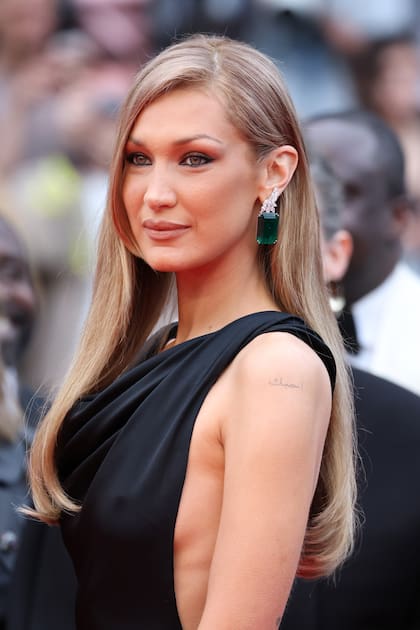 Bella Hadid sorprendió con su cambio de look al dejar atrás su clásica melena castaña. Sus impresionantes pendientes de Chopard también se llevaron todas las miradas.