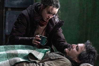 Bella Ramsey junto a Pedro Pascal en The Last Of Us