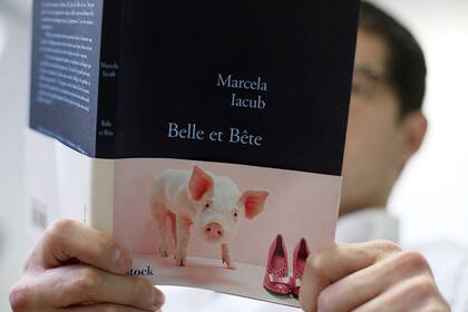 "Belle et bête" ("La bella y la bestia"), escrito por Marcela Iacub
