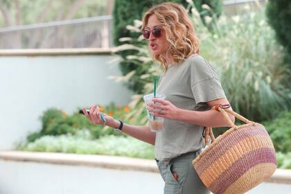 Belleza natural. Julia Roberts, charlando con los paparazzis a la salida de un famoso café