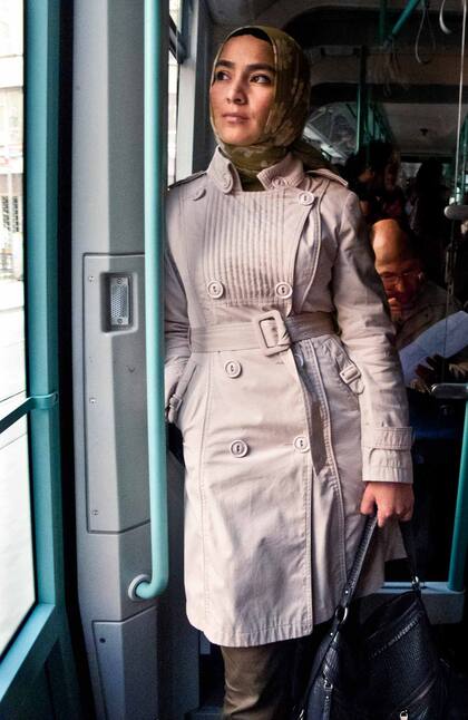 Belleza turca en un tranvía de Estambul.