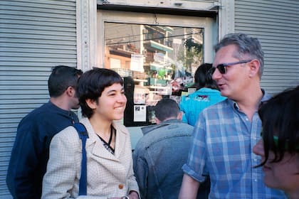 Fernanda Laguna y Jorge Gumier Maier en la puerta de Belleza y Felicidad, una tarde, al cierre
