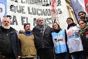 Belliboni (de campera negra y pañuelo) y Saravia (con pechera celeste y blanca), referentes del Polo Obrero y Libres del Sur