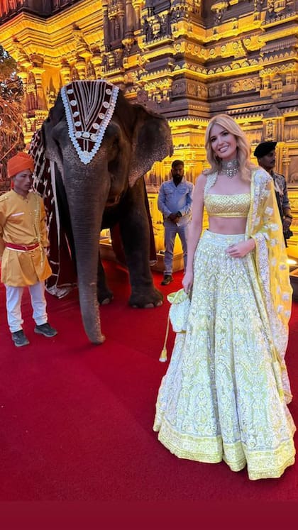 Bellísima, Ivanka Trump con un traje de gala típico de la India junto al elefante que daba la bienvenida a los invitados.