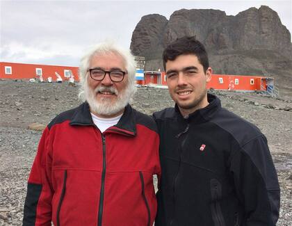 Bellisio y Novillo, frente al cerro Tres Hermanos, en Carlini
