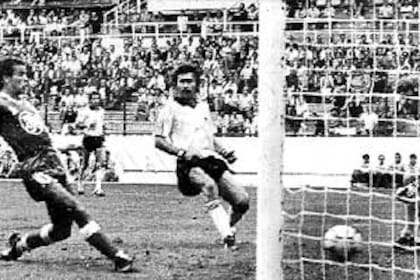 Belloumi (Argelia) hace el gol del triunfo ante Alemania en 1982, en el primer éxito africano sobre un europeo
