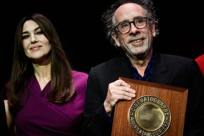 Bellucci le entregó un premio a la trayectoria a Burton en el Festival de Cine de Lumière, en octubre pasado