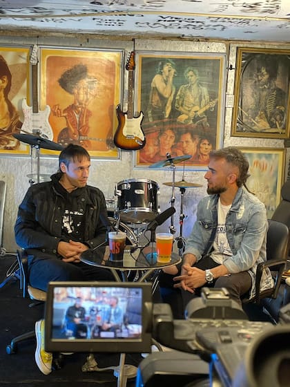 Belluschi, en modo periodista, junto a Catriel de Divididos