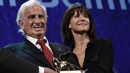 Belmondo recibió el León de Oro de Honor de manos de la actriz francesa Sophie Marceau