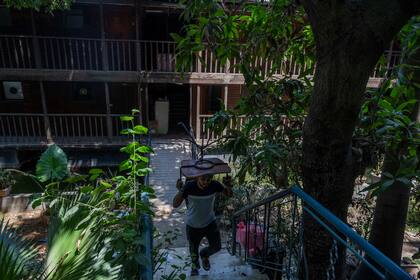 Propietarios evacuando sus casas flotantes en El Cairo en preparación para las mudanzas