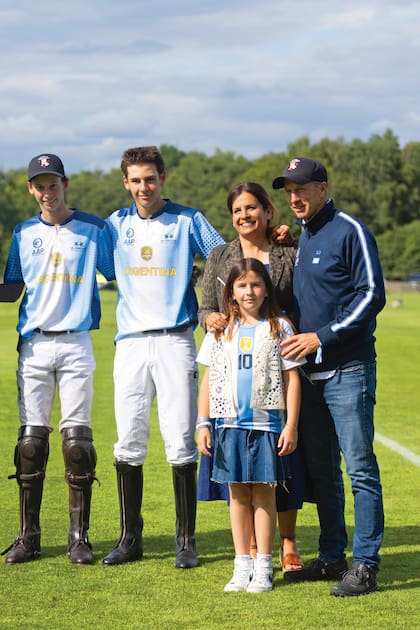 Beltrán (17) y Rufino (14) Laulhé fueron una de las duplas de hermanos que integraron el seleccionado argentino. Los acompañaron sus padres, Gastón Lauhlé (ganó la Coronation Cup en 1995) y Verónica Gowland, y su hermana Sophie.