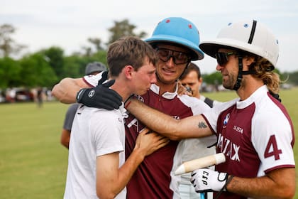 Beltrán Laulhé, hermano mayor de Rufino, se emociona, y con él lo hace Nicolás Pieres; Louis Hine se suma al saludo, ya con la alegría de la clasificación de La Zeta-Kazak consumada.
