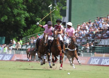 Beltrán Laulhé intenta avanzar, seguido perseguido por Vercellino y Magrini