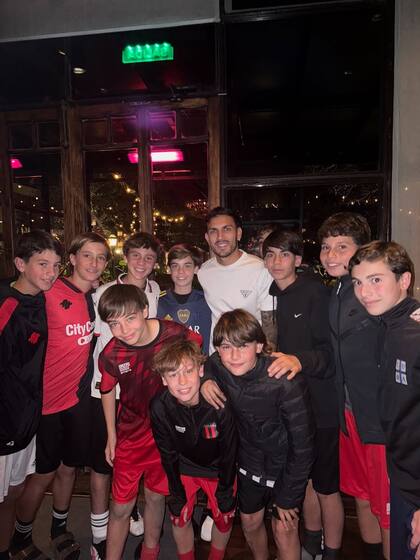 Beltrán y sus amigos junto a Leandro Paredes (Foto: @pampitaoficial)