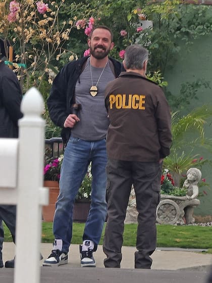 Ben Affleck, a su vez, fue fotografiado en las calles de Nueva York mientras filmaba junto a su inseparable amigo y socio creativo Matt Damon escenas del thriller Rip, la próxima película protagonizada por el famoso dúo junto a Teyana Taylor, Sasha Calle, Catalina Sandino Moreno y Scott Adkins