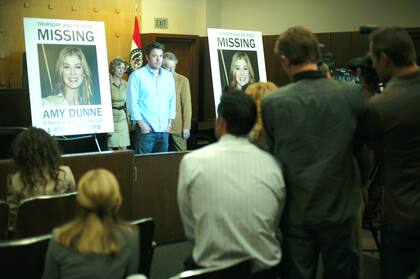 Ben Affleck como Nik Dunne, en Perdida, busca a su esposa, Amy (Rosamund Pike)