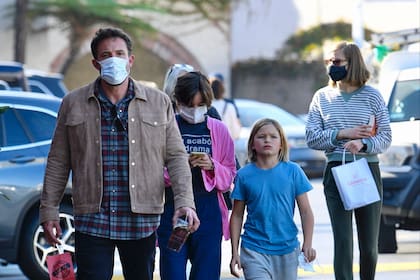 Ben Affleck disfrutó de un almuerzo en Los Ángeles con sus hijos y su madre