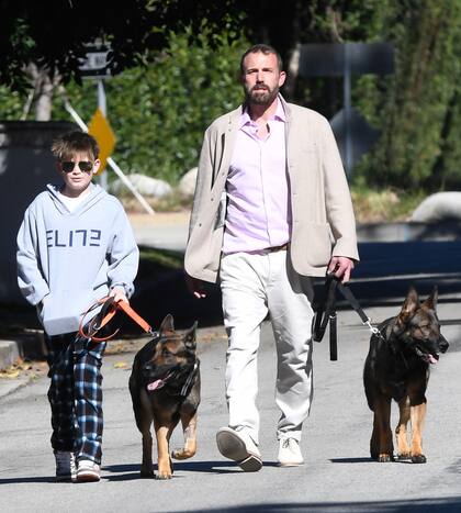 Ben Affleck fue capturado en Los Ángeles paseando con su hijo y sus dos nuevos perros guardianes. El actor hizo una parada en Sunlife juice bar para tomar algo y refrescarse
