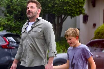 El actor y director de Hollywood Ben Affleck hizo reír a sub hijo Sam durante un paseo por Santa Monica