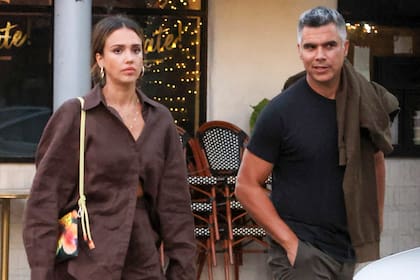 A pesar de los rumores de crisis, Jessica Alba y su esposo Cash Warren comparten tiempo juntos; recientemente, Cash admitió que estaba completamente celoso de su esposa y que aquello los llevó a estar años separados
