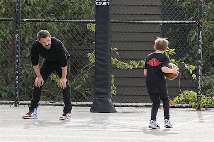 Ben Affleck juega al basquet con Samuel