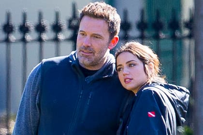 Affleck junto a Ana de Armas, durante el rodaje de Deep Water