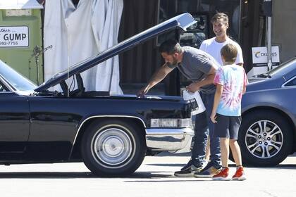 Ben Affleck tuvo problemas con su coche mientras llevaba a su hijo Samuel de paseo 