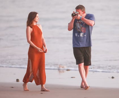 Momento de fotos. El actor y director le tomó algunas fotografías a su novia, con quien se que había surgido el amor y que la química traspasó la pantalla, ya que protagonizan juntos la película Deep Water