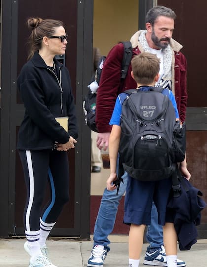 Ben Affleck y Jennifer Garner en la puerta del colegio de su hijo menor, Samuel
