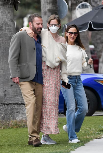 Ben Affleck y Jennifer Garner se reunieron con su hija Violet en Los Ángeles. La expareja se mostró cercana mientras juntos ayudaban a su hija mayor a caminar hasta un centro médico. Pese a todo, se los pudo ver relajados y de muy buen ánimo